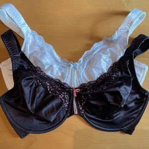 Vintage Vassarette Elegant Black and White Lace Bras like new 38DD